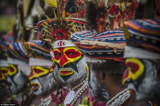 成百上千的土著人为此络绎而来，载歌载舞，尽情展示他们的传统文化。