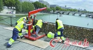 工人们在清除“爱情”锁。