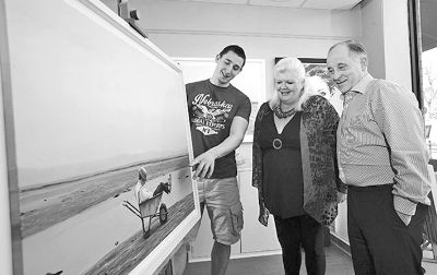 英国艺术家斯蒂芬·约翰斯顿向北爱尔兰艺术委员会视觉艺术官员迪尔德丽·罗伯(中)、“葛姆雷优质艺术”董事长奥利弗·葛姆雷(右)介绍作品。 