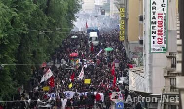 2015年5月1日，反世博游行队伍出现在米兰街头
