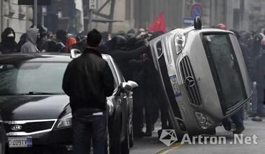 同一天，反抗者在集会上掀翻一辆汽车