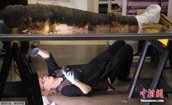 资料图：一具拥有2500年历史的古埃及石棺中的木乃伊。