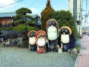 日本滋贺县信乐町“陶艺之森”公共场所的陶艺作品