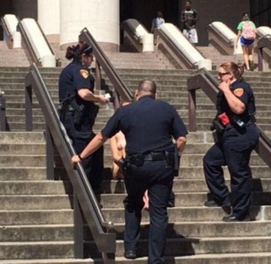 　　美国得克萨斯州立大学22岁女大学生莫尼卡-罗斯沃尔德(Monika Rostvold)“全裸”坐在学校图书馆台阶上，自称是“行为艺术”，显示“自己的身体不是性交对象”。莫尼卡说，她成功说服警察她的这一行为没有违法，迫