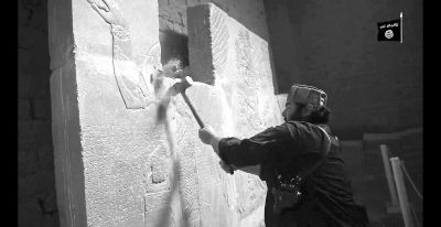 一名武装分子用大锤破坏伊拉克文字石刻