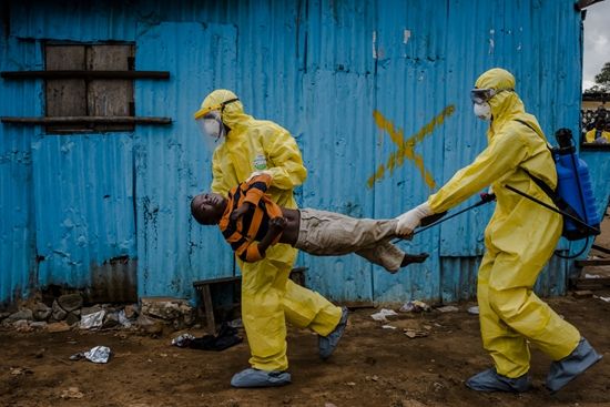 8岁的男孩James Dorbor 疑似感染了埃博拉病毒，被医护人员送往位于利比亚Monrovia的救护中心。这名男孩在被父亲送来后躺倒在救护中心外至少6个小时后才被人发现。摄于2014年9月5日。 Daniel Berehulak 图