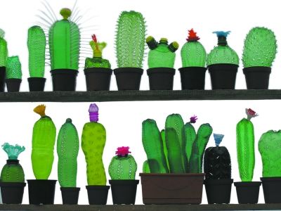 艺术家用废弃饮料瓶做成的雕塑作品