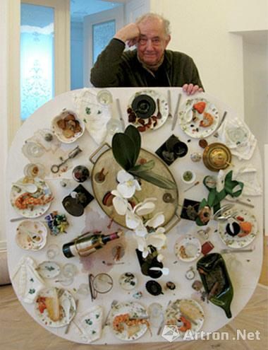 丹尼尔·史波利(Daniel Spoerri)与他的Labaktisch(2011)，以及瓦妮莎·比克罗夫特(Vanessa Beecroft)2003年在意大利的里沃利的行为VB52.02.。