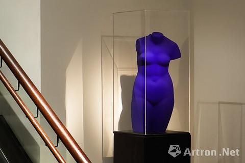 伊夫·克莱因(Yves Klein)，《蓝色维纳斯》，1961年，着色石膏。版权所有：Tru。