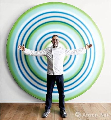 主厨马西莫·博图拉(Massimo Bottura)在乌戈·罗迪纳(Ugo Rondinone)的作品前。