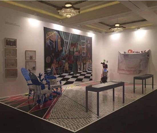 艺术迪拜博览会上，迪拜伊萨贝尔·范登恩德画廊展出的装置作品，由伊朗三位艺术家罗克尼（Rokni）、拉明·哈利扎德（Ramin Haerizadeh）和哈桑·拉赫马尼亚（Hesam Rahmanian）合作完成。