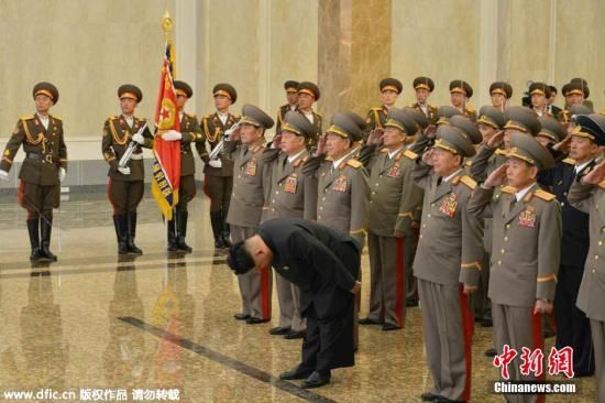 当地时间2015年4月15日，据朝鲜《劳动新闻》报道，朝鲜最高领导人金正恩参谒锦绣山太阳宫，纪念前领导人金日成诞辰103周年。图片</p>

<p>　　朝媒称，金日成生前被授予很多国家和国际组织的勋章和奖章，这些邮票表达了人们对其的钦佩和信赖。</p>

<p>　　另外，为纪念金日成花命名50周年，朝鲜和印尼共同发行纪念邮票1套2枚。邮票分别反映了金日成和印尼前总统苏加诺的肖像。</p>

<p>　　1965年4月，金日成在印尼访问时，时任印尼总统苏加诺倡议把印尼一名园艺家培育出的新品种的花命名为金日成花。</p>

<p> </p>
<!-- publish_helper_end -->
                 

					<div class=