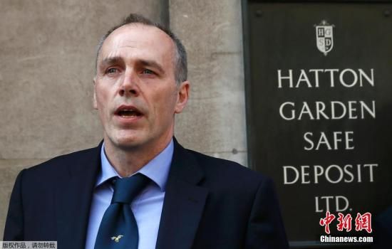 当地时间2015年4月9日，英国伦敦，英国侦缉总督察Paul Johnson在哈顿公园保险箱有限公司接受媒体采访。英国伦敦一处主要珠宝商业区哈顿公园保险箱有限公司3日发生劫案，估计大约价值2亿英镑（约合3亿美元）的珠宝和现金失窃。英国警方正在调查这起据信为英国有史以来最大劫案。  