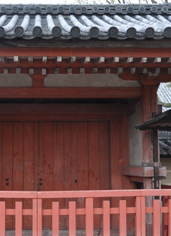 图为世界遗产东寺的大门，被人泼上了油迹。