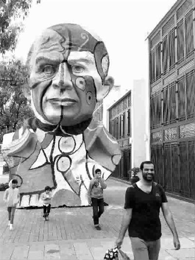 毕加索像亮相游客与其合影