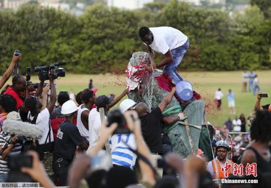 开普敦大学殖民者雕像遭抗议被移除