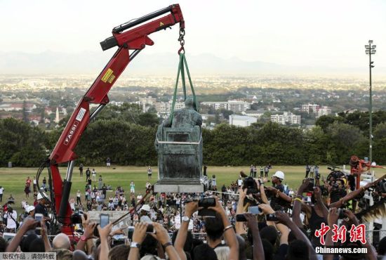 开普敦大学殖民者雕像遭抗议被移除