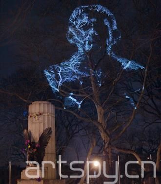 斯诺登半身像被移除 全息图像接班