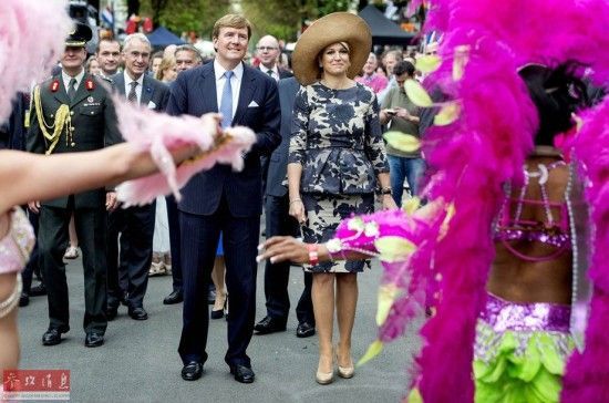 资料图片：荷兰国王威廉－亚历山大和王后在乌德勒支市街上参观。