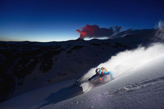 呼比奈特在托勒巴契克火山上挑战滑雪技艺。