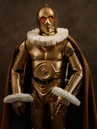 穿着金色盔甲的男人(C3PO)