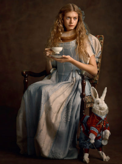 有一只兔子陪伴、正在喝茶的年轻女子(爱丽丝梦游仙境)