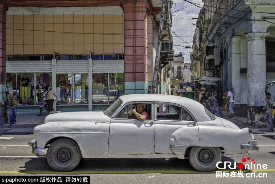 摄影师十年记录古巴街头的美国老爷车