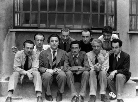 　　后排从左数，第1个艾吕雅，前排中间达利 | 1933