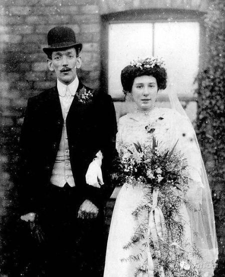 　　1934年达利和加拉举办民事婚礼 　　其时加拉和艾吕雅尚未正式离婚