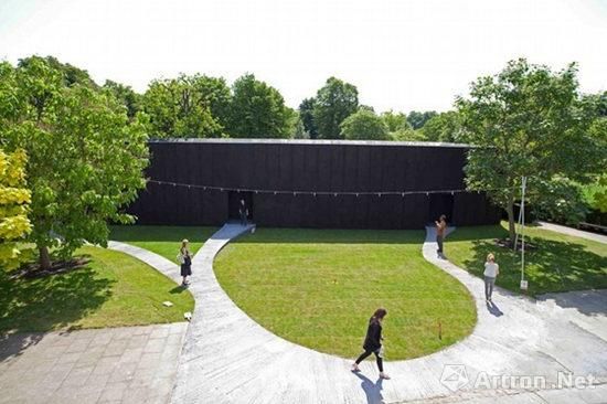 彼得·卒姆托设计的2011年蛇形画廊展馆