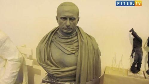 创作中的普京着紫袍铜像，此时还没有加上桂冠