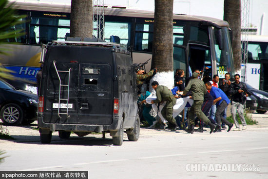 当地时间3月18日，突尼斯巴尔多国家博物馆附近，安全人员和医护人员正在营救受到恐怖袭击的游客。