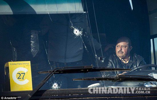 停在博物馆外一辆巴士挡风玻璃上的弹孔。