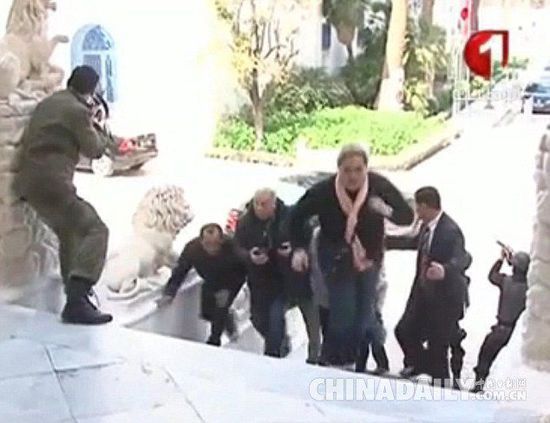 法国电视台画面显示，在遭到袭击后，游客在安全人员护送下逃离博物馆。