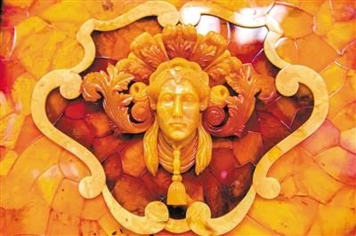 这是3月18日在立陶宛首都维尔纽斯举办的国际琥珀展上拍摄的琥珀制品。 