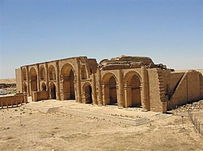 【哈特拉古城】 融汇了希腊罗马建筑风格及东方装饰特色的寺庙建筑，1985年被列入世界遗产名录。3月7日，“伊斯兰国”武装分子破坏了这座千年古城。