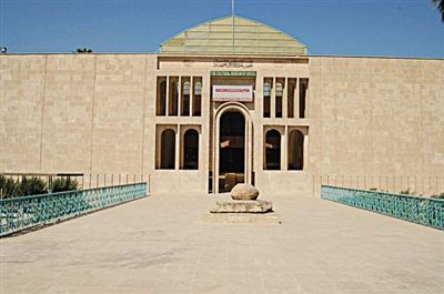 【摩苏尔博物馆】 2015年2月26日，“伊斯兰国”发布视频，武装分子用大锤砸摩苏尔博物馆馆藏的雕像。伊拉克官方称，有大约90件物品被毁坏或受损。