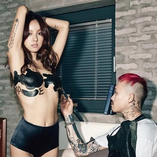 孝利裸上身尝试人体绘画