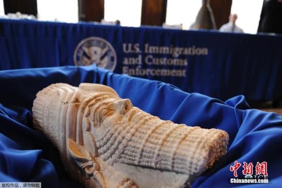当地时间3月16日，美国华盛顿，美国将向伊拉克送还一批伊拉克文物，数量超过60件。这些文物被从伊拉克走私至美国，经过美国海关执法局的调查之后，决定归还伊拉克。图为一尊亚述帝国国王萨尔贡二世的雕像。  
