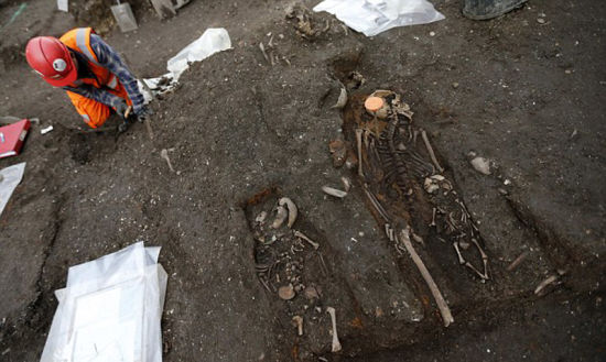 伦敦横贯铁路线工程新利物浦街站修建时发现的人类骨骼，图为一具母亲和她两个孩子的遗骸。（网页截图）