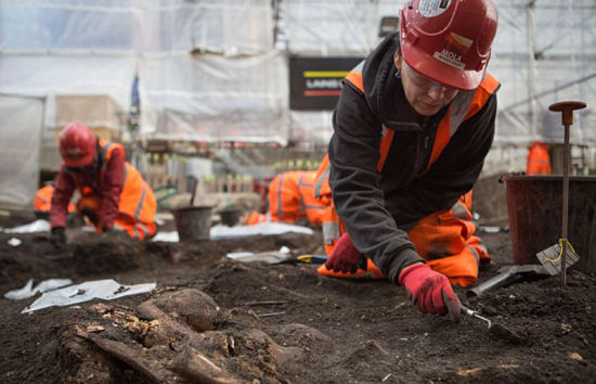 目前，因伦伦敦横贯铁路项目而发掘出的人类骨骼已经有上万具。（网页截图）