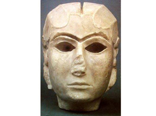 藏于伊拉克国家博物馆的Warka之头，一名伊拉克闪族妇女头部还原的大理石雕塑，伊拉克的宝贵文物。2003年3-4月间在巴格达被盗，价值无法估量