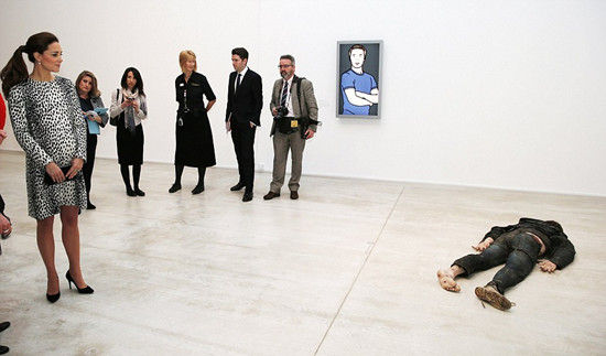 凯特王妃被躺在地上的“死人”吓了一跳。其实则为一尊艺术品雕塑。