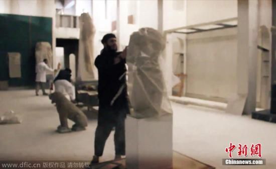 当地时间2015年2月26日报道，极端组织“伊斯兰国”再度发布新视频，显示武装分子以大锤和电钻疯狂破坏伊拉克北部重镇摩苏尔一家博物馆内的古文物，无数的雕像被武装分子推倒和破坏。 图片</p>

<p>　　潘基文在8日发表的声明中指出，伊拉克北部被列入联合国教科文组织“世界遗产名录”的哈特拉(Hatra)古城近日也不幸遭到“伊斯兰国”武装分子的蓄意破坏，他对此深表愤慨，呼吁国际社会迅速制止这一丑恶的恐怖主义行径，并根据安理会相关决议严厉打击非法贩卖文物以为恐怖活动筹集资金的行为。潘基文重申，故意破坏人类共有的文化遗产构成战争罪，必须对此追究责任。</p>

<p>　　伊拉克政府此前两天接连发表声明，谴责“伊斯兰国”组织洗劫并恶意破坏位于该国北部尼尼微省的哈特拉古城和尼姆鲁德古城遗址。该组织早些时候发布的视频还显示，其武装分子在摩苏尔博物馆毁坏珍贵文物。伊拉克总理阿巴迪随后发表声明强烈谴责这一行为，并宣布重新对公众开放伊拉克博物馆，以回应极端组织这一行为。</p>

<p>　　联合国教科文组织总干事博科娃也就此发表声明，称摧毁哈特拉古城的骇人听闻之举标志着“伊斯兰国”组织的战略转变，即要在伊拉克实施“文化清洗”。这是对伊斯兰阿拉伯城市悠久历史的直接攻击，显示了极端组织通过破坏文物古迹来宣扬暴行的目的，这不仅是“针对文化、知识和记忆的攻击”，也是一种以摧毁人类生命和智慧创造为目标的疯狂举动。</p>

<p>　　博科娃早些时候曾发表声明称，故意破坏文化遗产的行为构成战争罪行。她已向联合国安理会轮值主席和国际刑事法院检察官通报情况，并呼吁国际社会共同努力，帮助伊拉克政府和人民结束这场灾难。声明还强调，教科文组织决心采取一切必要行动，整理和保护伊拉克文化遗产，打击与资助恐怖主义有着直接关系的走私贩卖伊拉克文物的行为。</p>
<!-- publish_helper_end -->
                 

					<div class=
