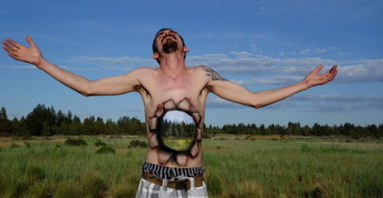 美国艺术家创作扭曲人体画，制造视觉奇观。(网页截图)