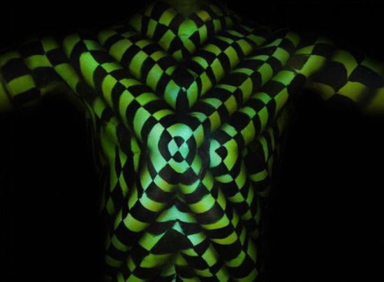 美国艺术家创作扭曲人体画，制造视觉奇观。(网页截图)