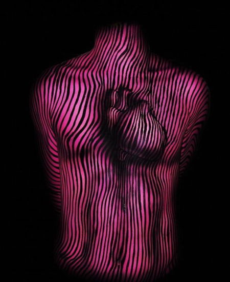 美国艺术家创作扭曲人体画，制造视觉奇观。（网页截图）