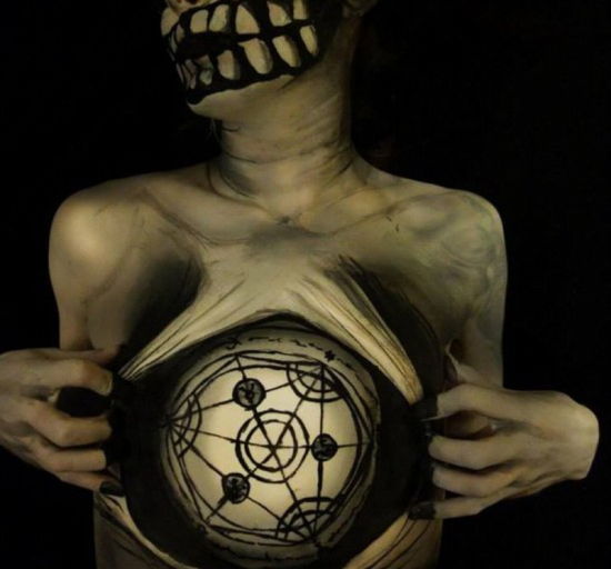 美国艺术家创作扭曲人体画，制造视觉奇观。(网页截图)