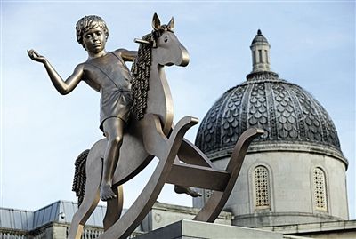 《无力的结构，101号》 艺术家：迈克尔·艾姆格林和英格尔·德拉格塞特 时间：2012年2月23日至2013年4月 这是一件高达4.1米的青铜雕塑，描绘了一个小男孩骑在摇摆木马上的场景，与广场中其他历史英雄雕像形成了对比，象征了年轻与希望。