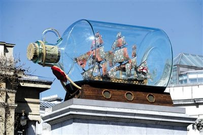 《瓶中的纳尔逊战舰》 艺术家：殷卡·绍尼贝尔 时间：2010年5月24日至2012年1月 特拉法加广场上的纳尔逊圆柱就是为了纪念在特拉法加海战中带领舰队击败拿破仑的纳尔逊海军上将。艺术家将纳尔逊战舰胜利号的精美复制品放入一个4.7米长、直径2.8米的玻璃瓶中。